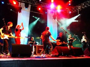 Amsterdam play Glastonbury